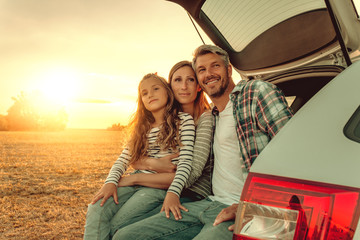 Familie macht Pause im Auto