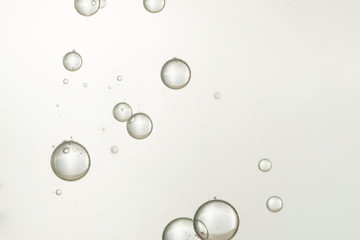Falling bubbles