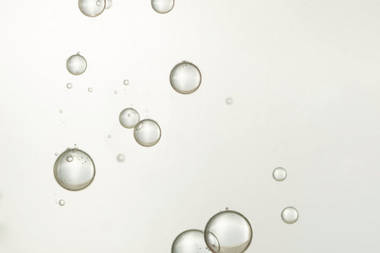 Falling bubbles