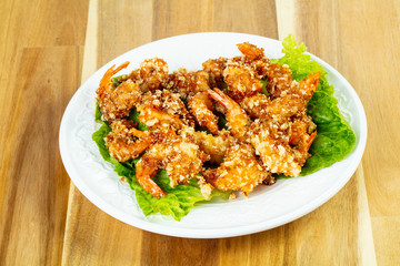 Batter shrimps with salad