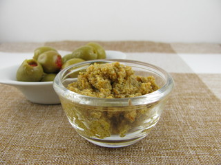 Selbstgemachte Olivenpaste aus grünen Oliven