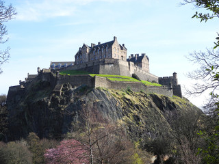 Fototapeta na wymiar Edinburgh castle im Winter mit blauem Himmel