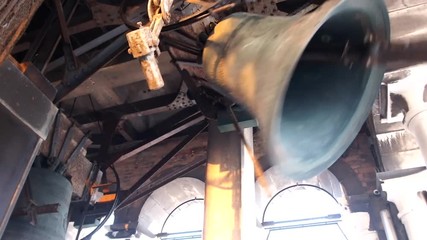 bells that ring / bell tower with bells that ring
