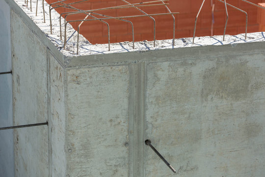 Frisch gegossene Betonw&auml;nde mit Moniereisen