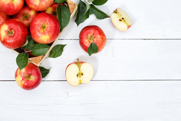 Äpfel Apfel Frucht Früchte Obst von oben Textfreiraum Copyspace Blätter Holzbrett