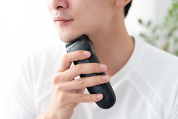 髭剃りをする男、泡、シェーバー、電気シェーバー、電動