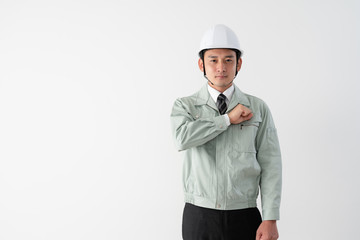 ビジネスマン、ヘルメット、ブルゾン、胸に手を当てる、愛国心