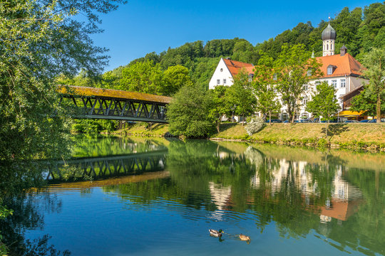 Die Altstadt von Wolfratshausen mit Loisach und Sebastianisteg