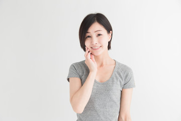 Fototapeta premium Tシャツ・女性・白バック