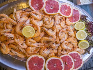 Ensalada de gambas de un hotel buffet,
