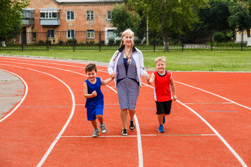 Obraz premium family run at the stadium in summer