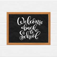 Obraz premium Welcome back to school hand-drawn lettering background.