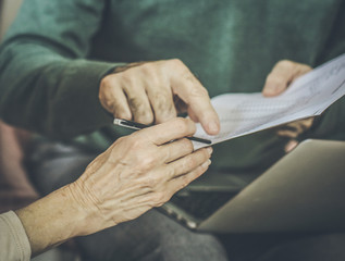 Obraz premium Seal the contract with your signature.