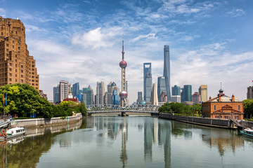 Die urbane Skyline von Shanghai mit der historischen Waibaidu Brücke und den modernen Wolkenkratzern