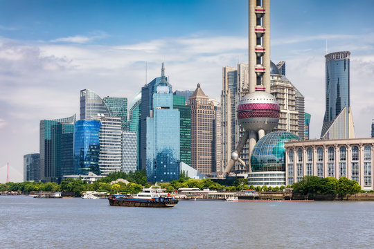 Das moderne Zentrum Pudong von Shanghai, China, mit den unterschiedlichsten Wolkenkratzern an einem sonnigen Tag