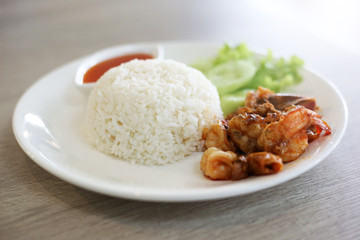 Stir fried shrimps with garlic and cooked rice.