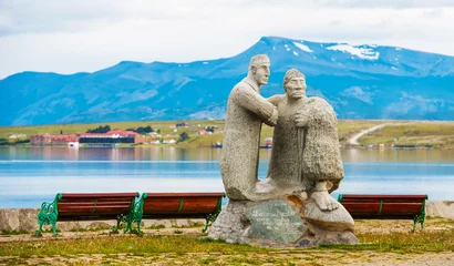 Papier Peint photo Monument historique Sculpture en pierre à l& 39 arrière-plan des montagnes, Puerto Natales, Chili. Copiez l& 39 espace pour le texte.