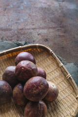 Obraz premium Passion fruit on rustic background.