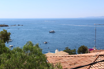 vue de la cote ou front de mer de Roses en Espagne