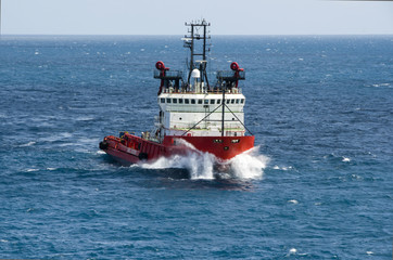 Sea tow in the high sea