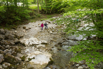 Obraz premium Kinder wandern in Flussbett