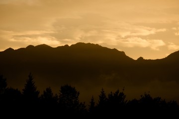 Panorama astratto. Profilo di montagna al tramonto con luce autunnale