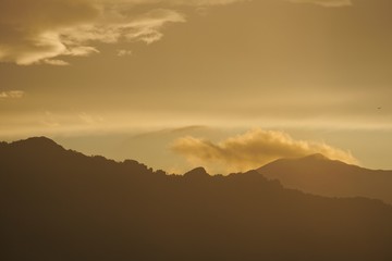 Sagoma delle Alpi al calar della sera. Panorama e sfondo mozzafiato