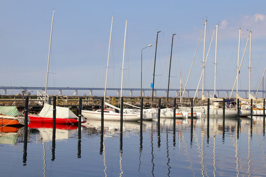 Yachthafen mit Öresundbrücke im Hintergrund, Malmö 