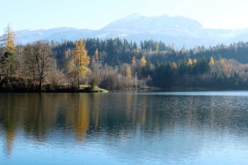 Wunderschöner See mit den ersten Herbstfarben 