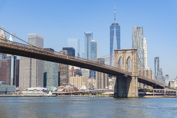 Fototapeta premium Manhattan skyline and Brooklyn Bridge in daytime