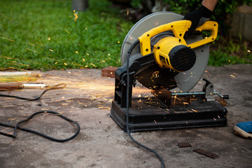 Electric iron cutter