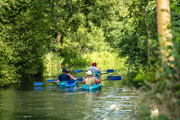 Touristen paddeln im Spreewald