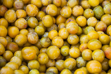 Prunes en vrac sur un étalage du marché