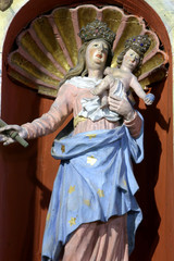 Fototapeta na wymiar Vierge à l'Enfant. Eglise Notre-Dame de la Gorge. Les Contamines-Montjoie. / Virgin and Child. Church of Our Lady of the Gorge. Contamines-Montjoie.