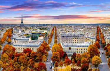 Widok z lotu ptaka Paryża późną jesienią na zachód słońca. Czerwone i pomarańczowe kolorowe drzewa uliczne. Wieża Eiffla w tle. Paryż, Francja - obrazy, fototapety, plakaty