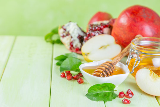 Rosh hashana jewish holiday concept - apples, honey, pomegranate