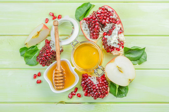 Rosh hashana jewish holiday concept - apples, honey, pomegranate