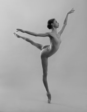 Fototapeta Ballerina in the pose "Swallow"