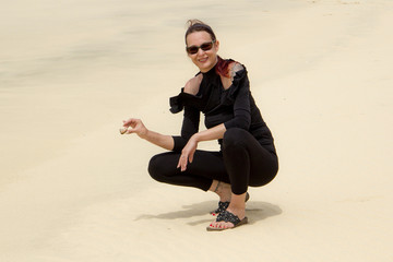 Frau am Strand von Boa Vista mit Muschel in der Hand