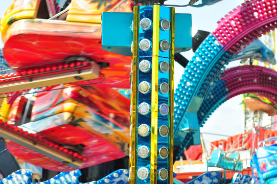 Eine Karusselfahrt mit dem Octopussy. Die Riesenkrake, ein beliebtes Fahrgesch&auml;ft auf der Kirmes und auf Volksfesten, Detailaufnahme.
