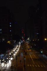 Fototapeta na wymiar Perspectiva em cima de viaduto urbano a noite. Rodovia elevada em cidade, iluminação noturna. Via Elevado Presidente João Goulart (Minhocão em São Paulo)