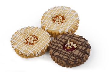 Round shortbread cookies with jam.