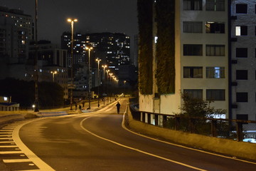 Perspectiva em cima de viaduto urbano a noite. Rodovia elevada em cidade, iluminação noturna. Via Elevado Presidente João Goulart (Minhocão em São Paulo)