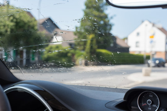 mit Wasser gereinigte Windschutzscheibe eines Autos