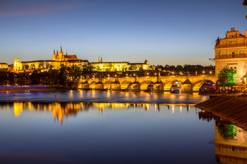 Obraz premium Prague castle and the Charles bridge at dusk