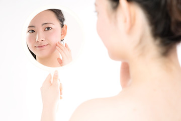 鏡を見る女性