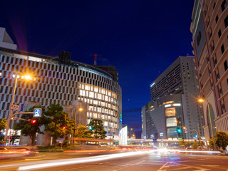 Fototapeta na wymiar 夜の大阪梅田 阪急前交差点から西を見る