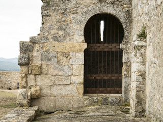 Añadido exterior a una iglesia medieval.