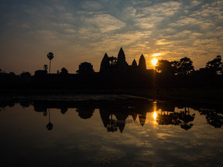 Fototapeta na wymiar アンコールワットの朝日＠カンボジア