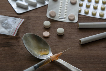 Jeringa de droga y heroína cocida en cuchara